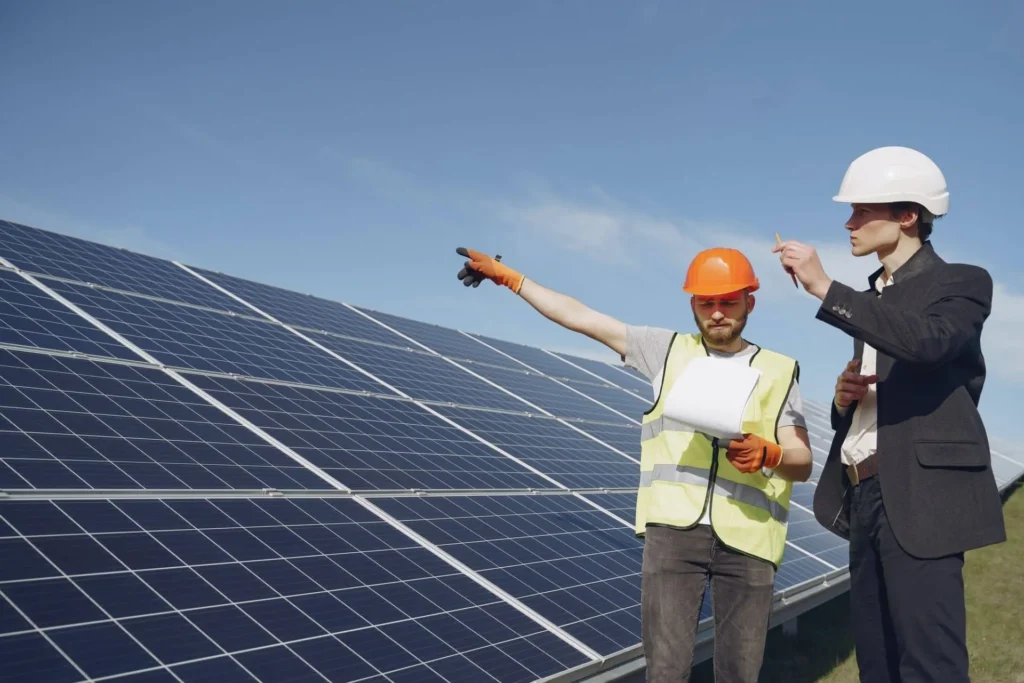 Engineers inspecting solar panels at a solar energy station (Zigoal)